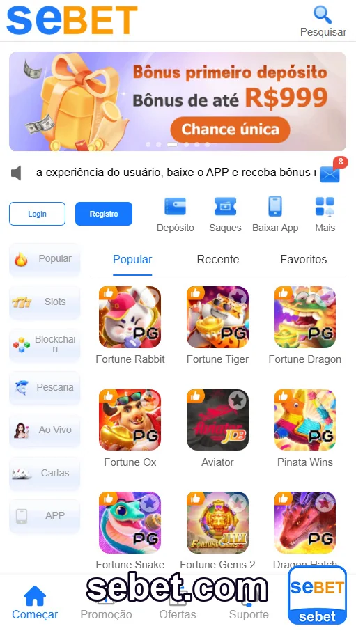 Mesa de poker ao vivo com jogadores concentrados